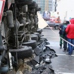 В Воронеже на стройке упал автокран